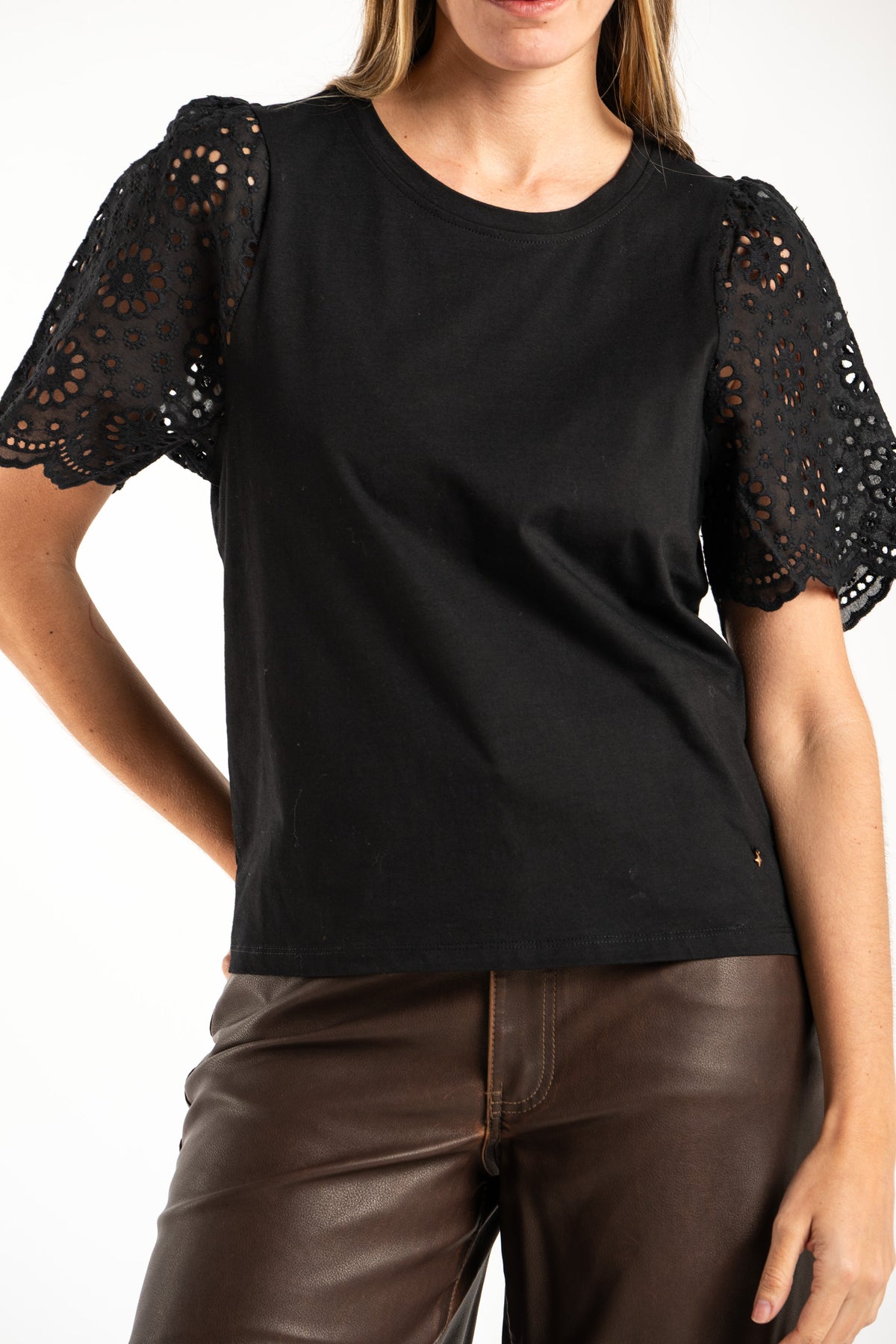 Camiseta Algodão Penteado e Vazados - Preto