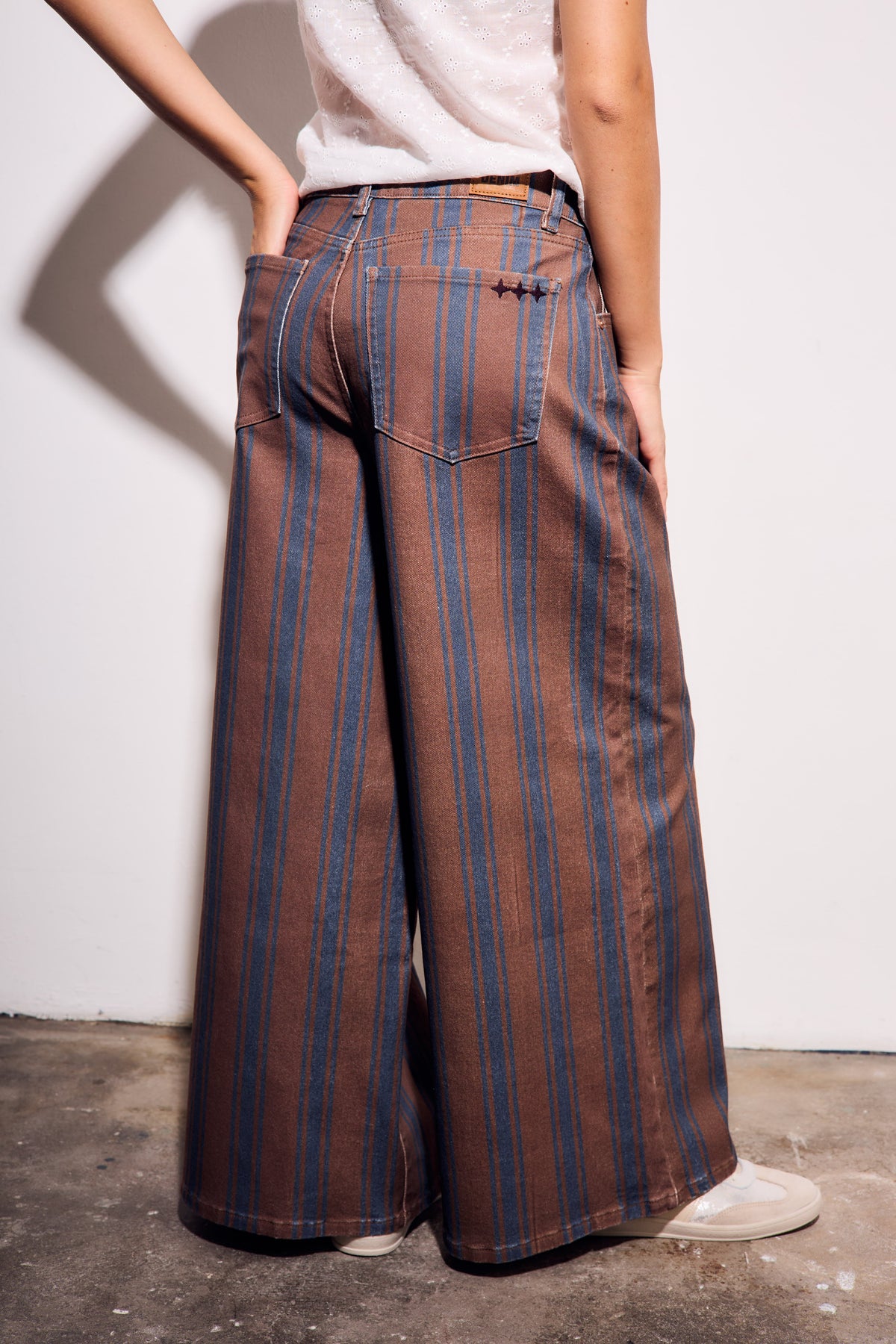 Jeans Listrado Extra Wide Leg - Chocolate