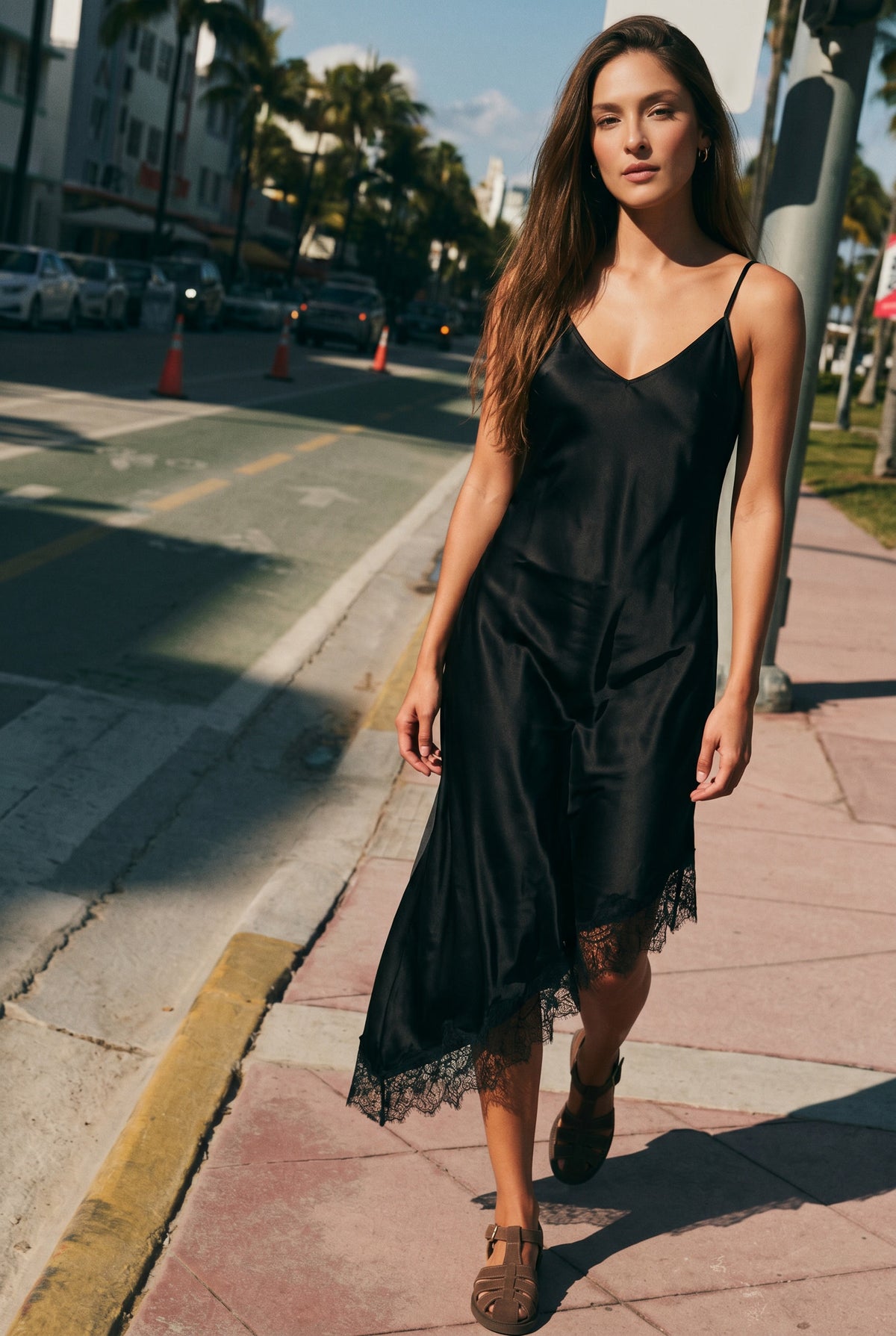 Vestido Midi Acetinado com Renda - Preto