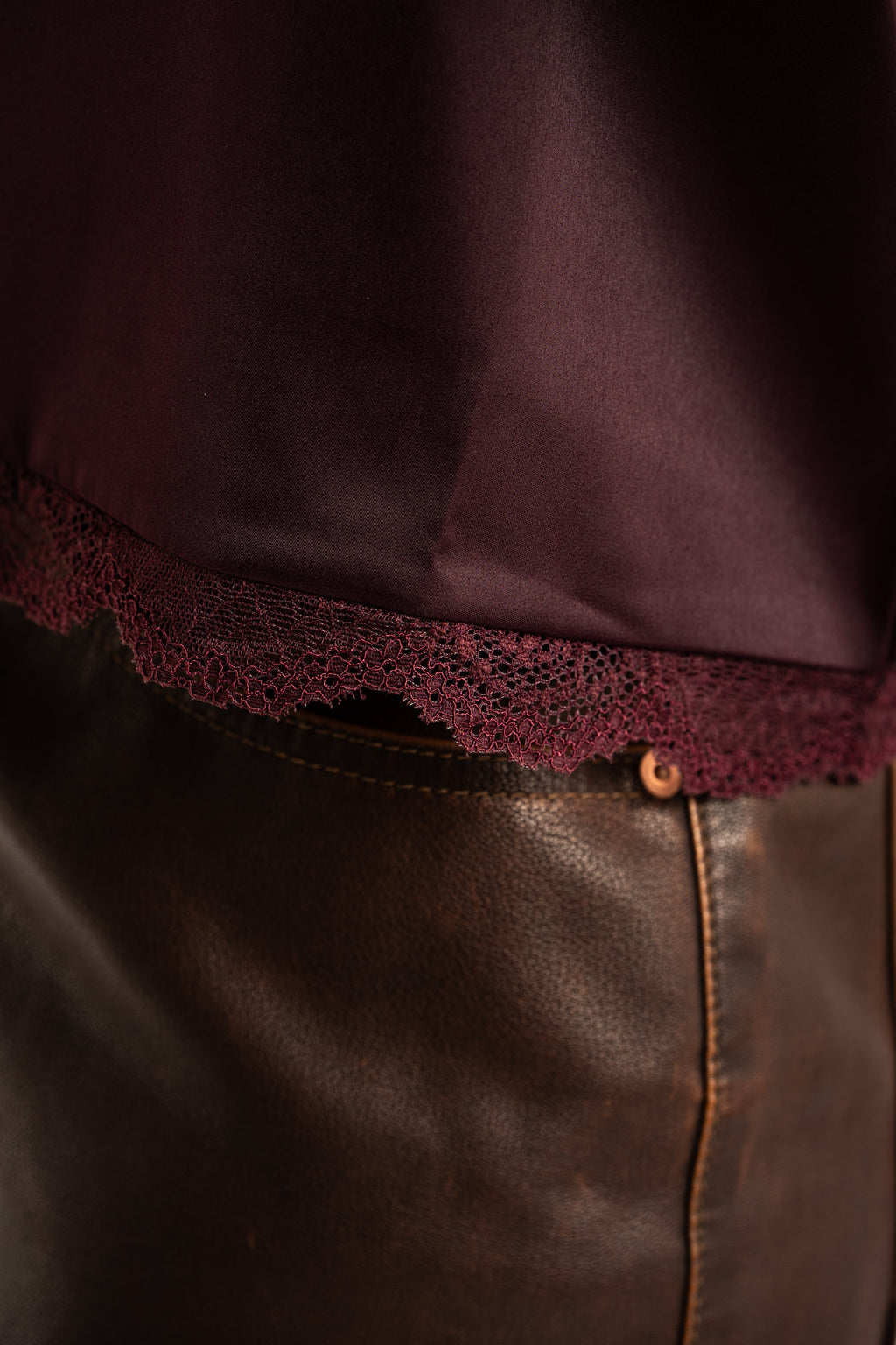Blusa Acetinada com Renda - Bordô