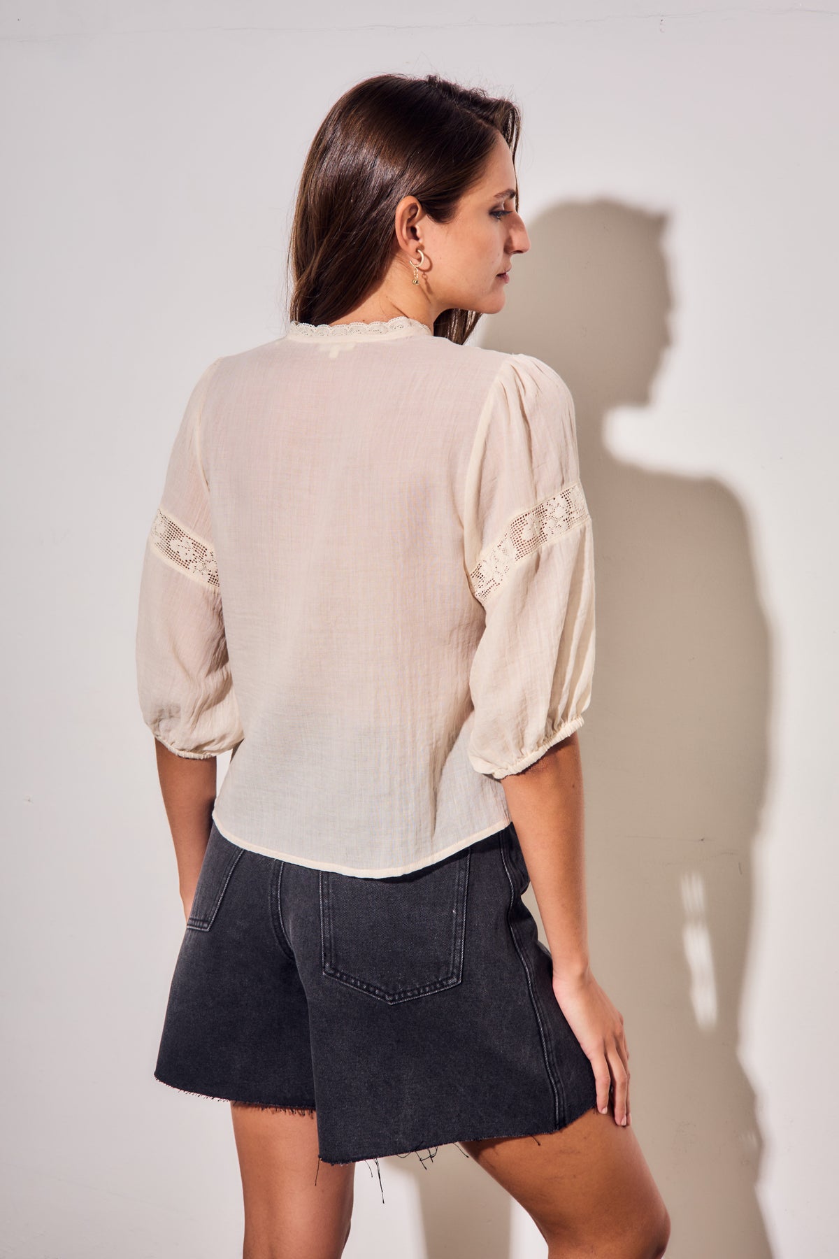 Blusa com Renda Bordados - Areia