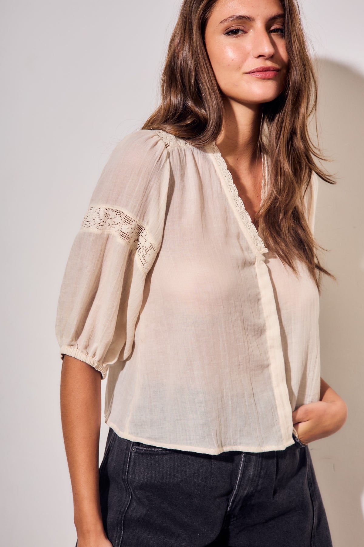 Blusa com Renda Bordados - Areia