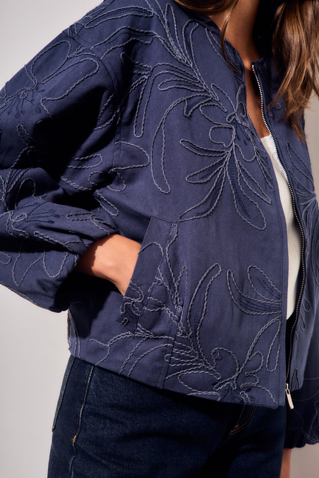 Jaqueta Bomber com Bordado - Denim