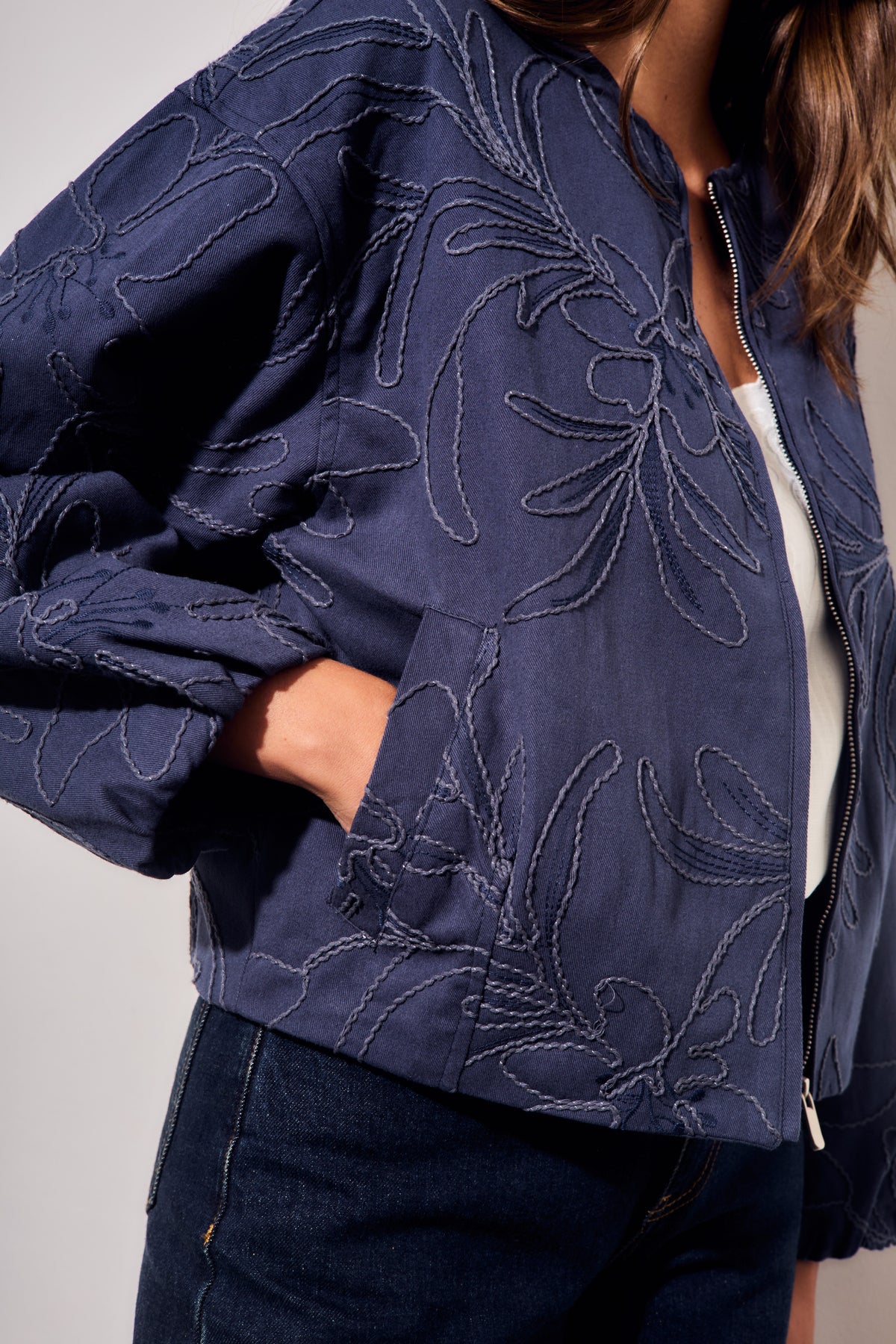 Jaqueta Bomber com Bordado - Denim