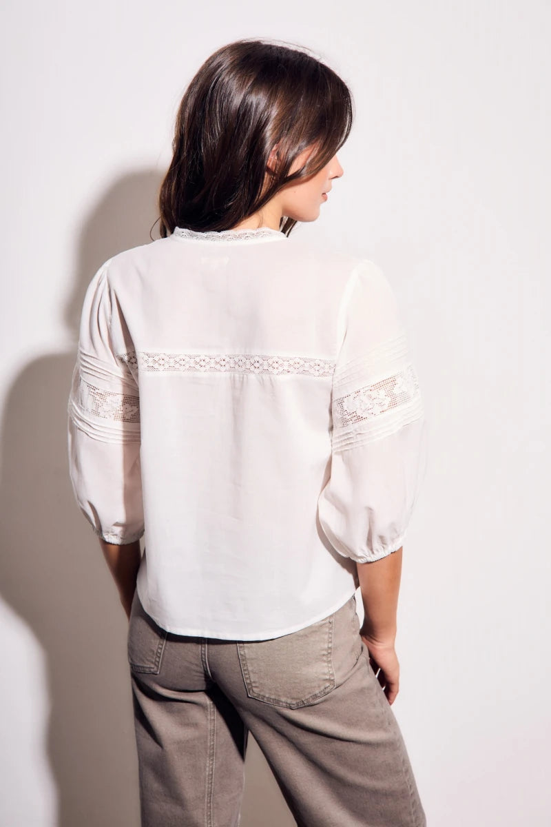 Blusa de Renda Bordada Pérola