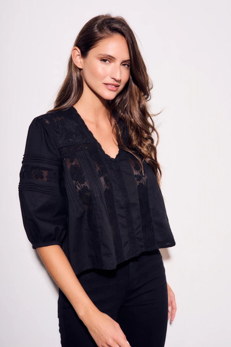 Blusa de Renda Bordada Pérola