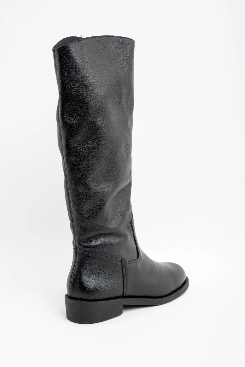 Bota de Cano Alto em Couro Preta