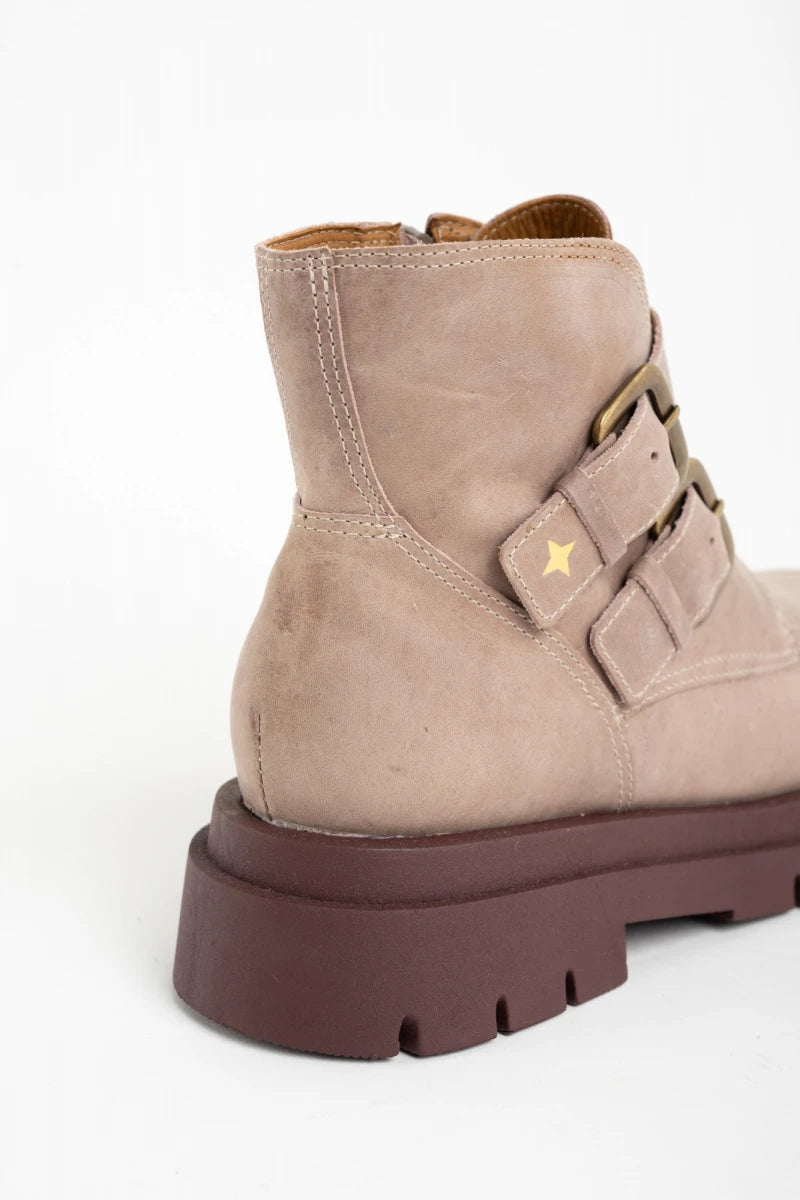 Bota de Couro com Fivelas Rosa Antigo