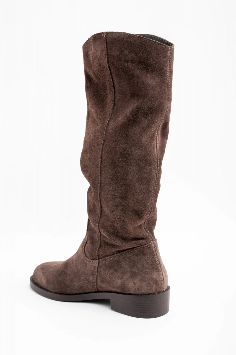 Bota de Cano Alto em Camurça Chocolate