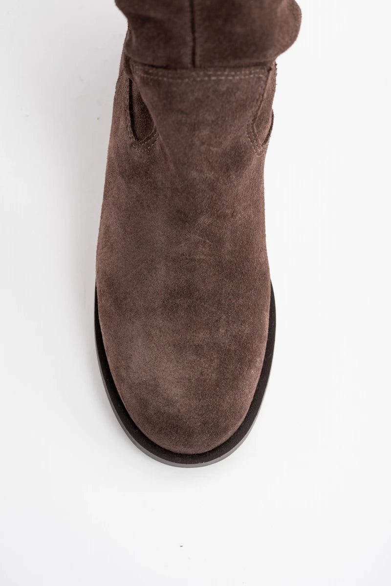 Bota de Cano Alto em Camurça Chocolate