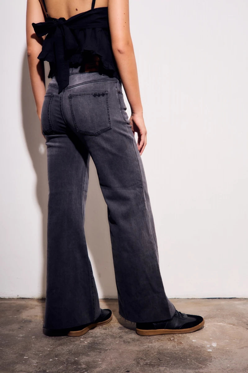 Jeans Flare Perna Larga - Denim Cinza