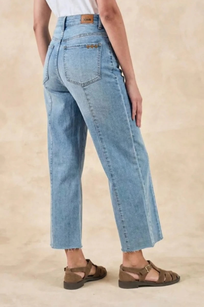 Jeans Reto com Cortes - Denim