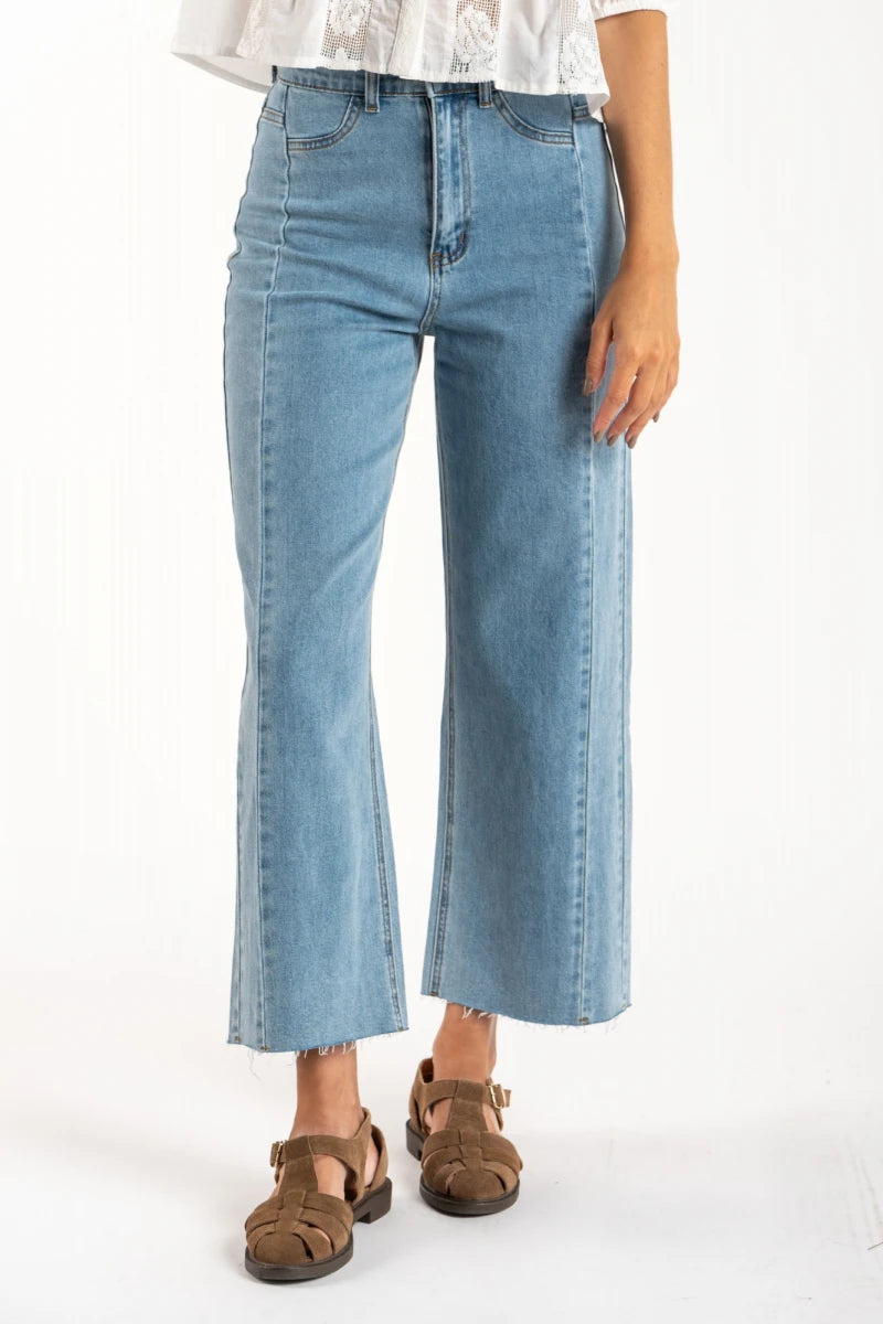 Jeans Reto com Cortes - Denim