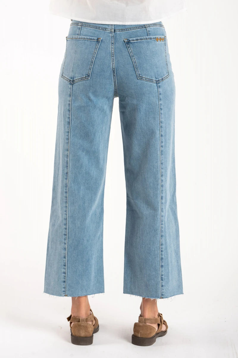 Jeans Reto com Cortes - Denim